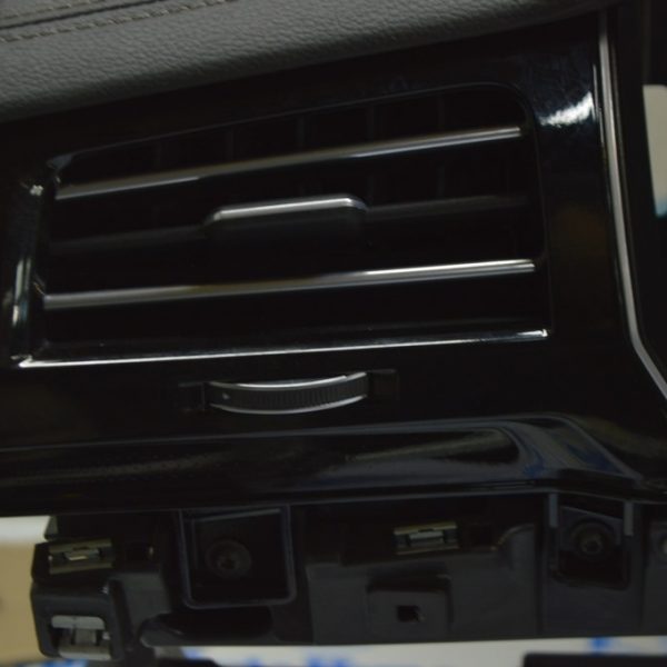 Дефлектор воздуховода передней панели левый VW Touareg 18- черн