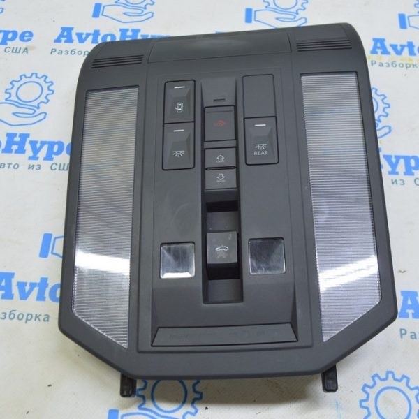 Плафон освещения перед VW Touareg 18- черн под люк