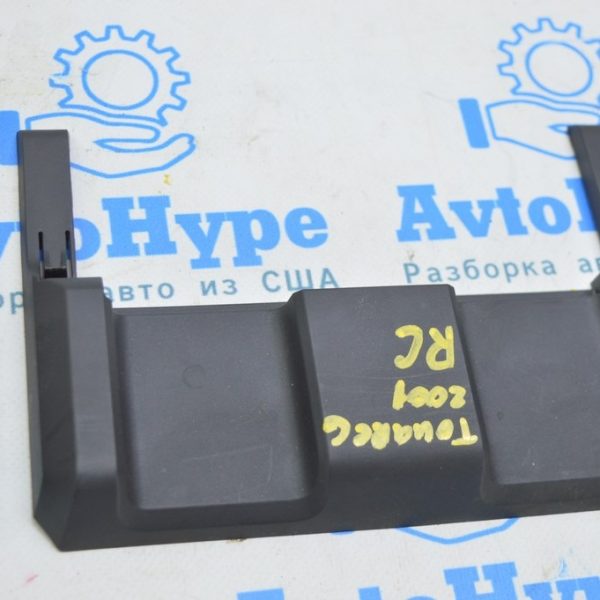 Накладка салазок заднего сиденья центр VW Touareg 18- черн