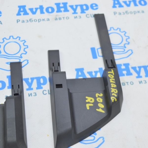 Накладка салазок заднего сиденья левая VW Touareg 18- черн