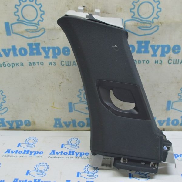 Накладка задней стойки верх перед правая VW Touareg 18- черн