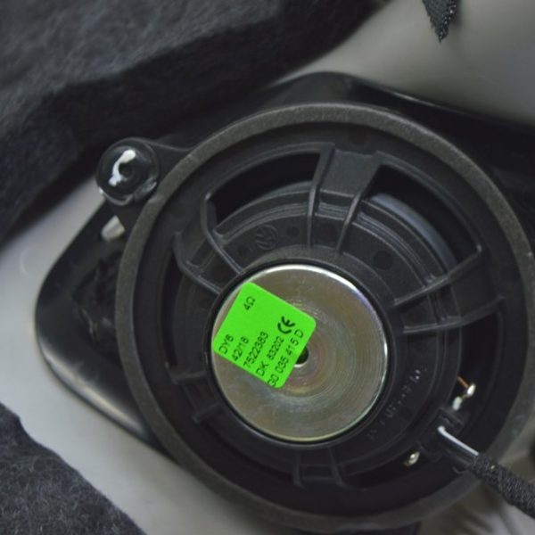 Динамик накладки задней стойки правый VW Touareg 18- среднечастотный