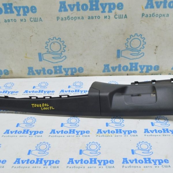 Накладка передней стойки нижняя левая VW Touareg 18- черн