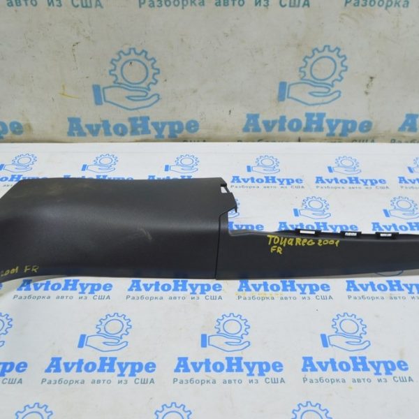 Накладка передней стойки нижняя правая VW Touareg 18- черн