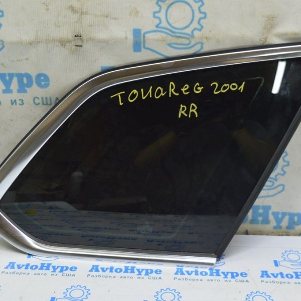 Форточка (глухое стекло) задняя правая VW Touareg 18- с хром молдингом, тонировка