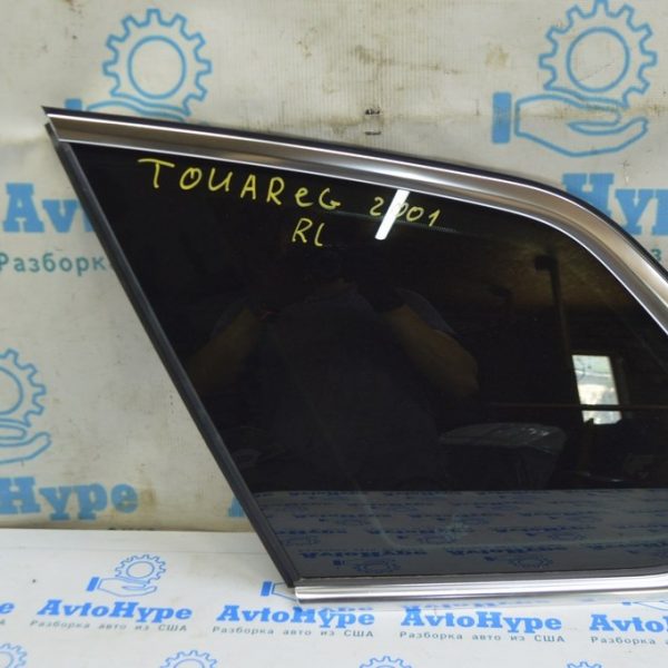 Форточка (глухое стекло) задняя левая VW Touareg 18- с хром молдингом, тонировка