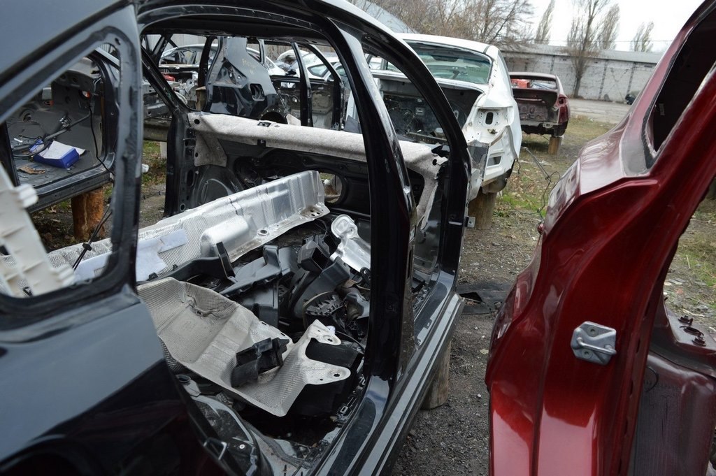 Стойка кузовная центральная правая VW Passat b7 USA (04) черная