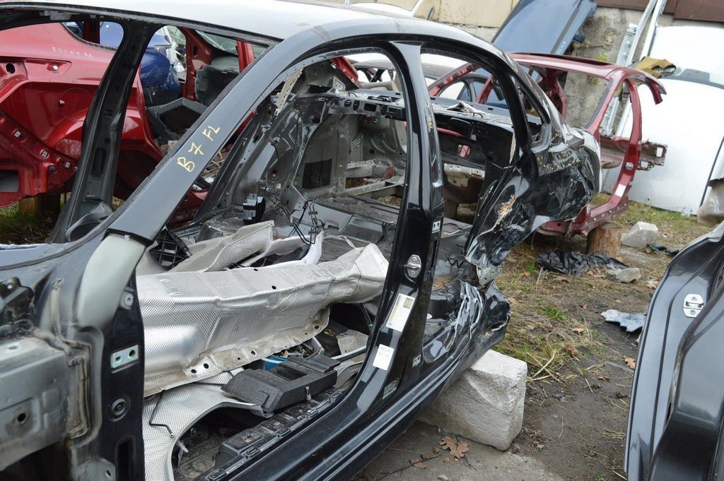 Стойка кузовная центральная левая VW Passat b7 USA (04) черная