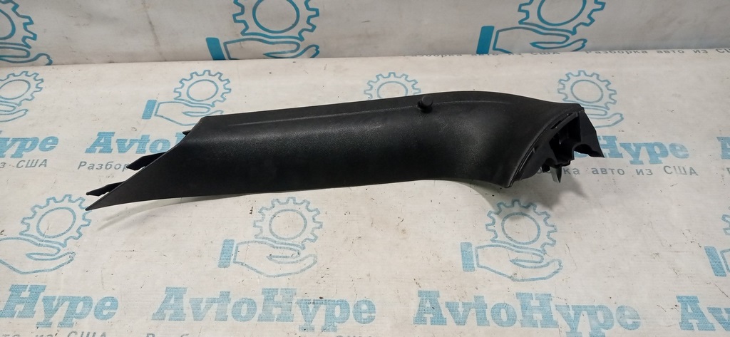 Обшивка двери багажника прав VW Tiguan 09-17 черн