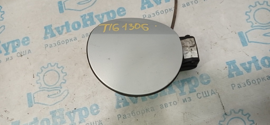 Лючок бензобака VW Tiguan 09-17 (06) серебро