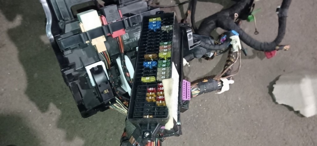 Блок предохранителей салоный VW Tiguan 09-17