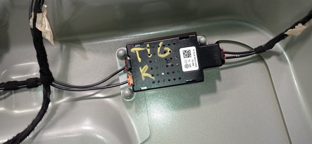 Помехоподавляющий фильтр VW Tiguan 09-17 в крышке багажника