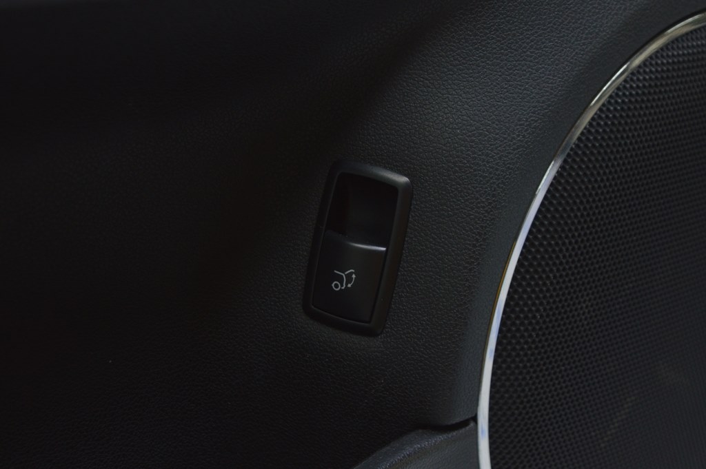 Кнопка открытия двери багажника внутрисалонная Mercedes X164 GL W164 ML 251-870-63-10-9051