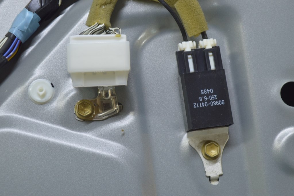 Реле шумоподавления Lexus RX300 RX330 RX350 RX400h 04-09 (02) 90980-04172